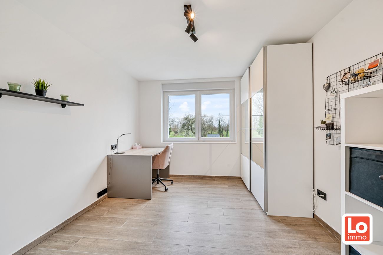 VERKOCHT! Instapklare halfopen nieuwbouw woning met inpandige garage en open zicht op een landelijke locatie in Beervelde! foto 16