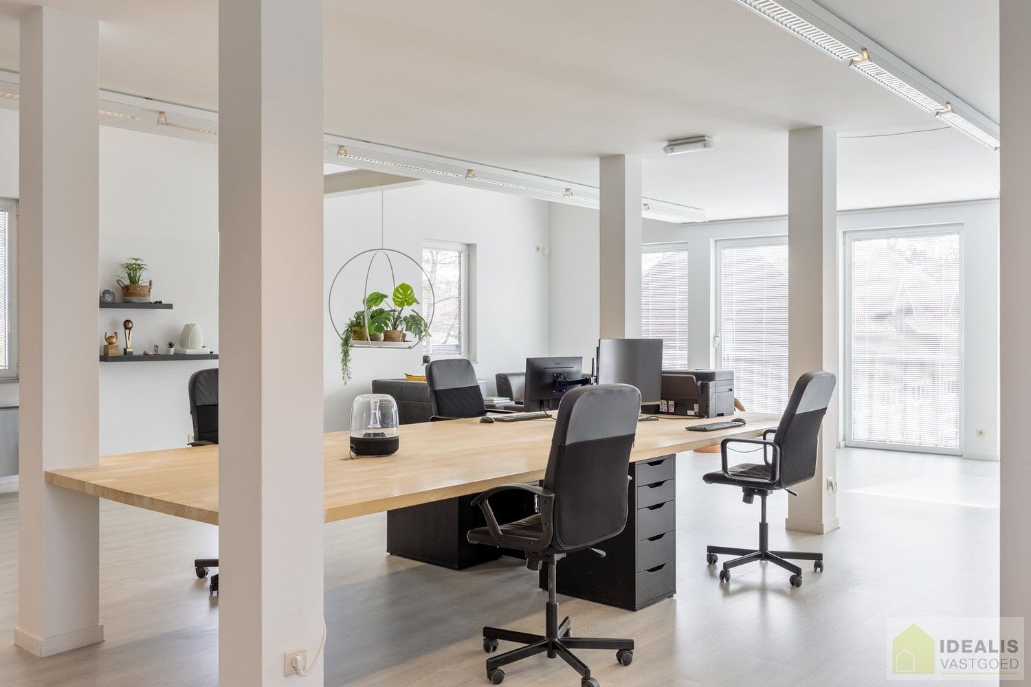 STATIGE, STRAKKE EN UITERST RUIME WONING/KANTOOR MET HOOGSTAANDE AFWERKING EN OOG VOOR DETAIL. VOORZIEN VAN 3 SLAAPKAMERS, RIANTE LEEFRUIMTES ÉN UNIEKE LANDSCAPE KANTOORRUIMTES OP RESIDENTIËLE DOCH GUNSTIGE LOCATIE! foto 32