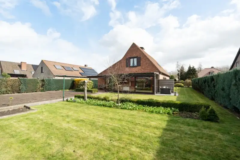 --- NIEUW --- Op te frissen ruime landelijke woning te Drongen! foto 2