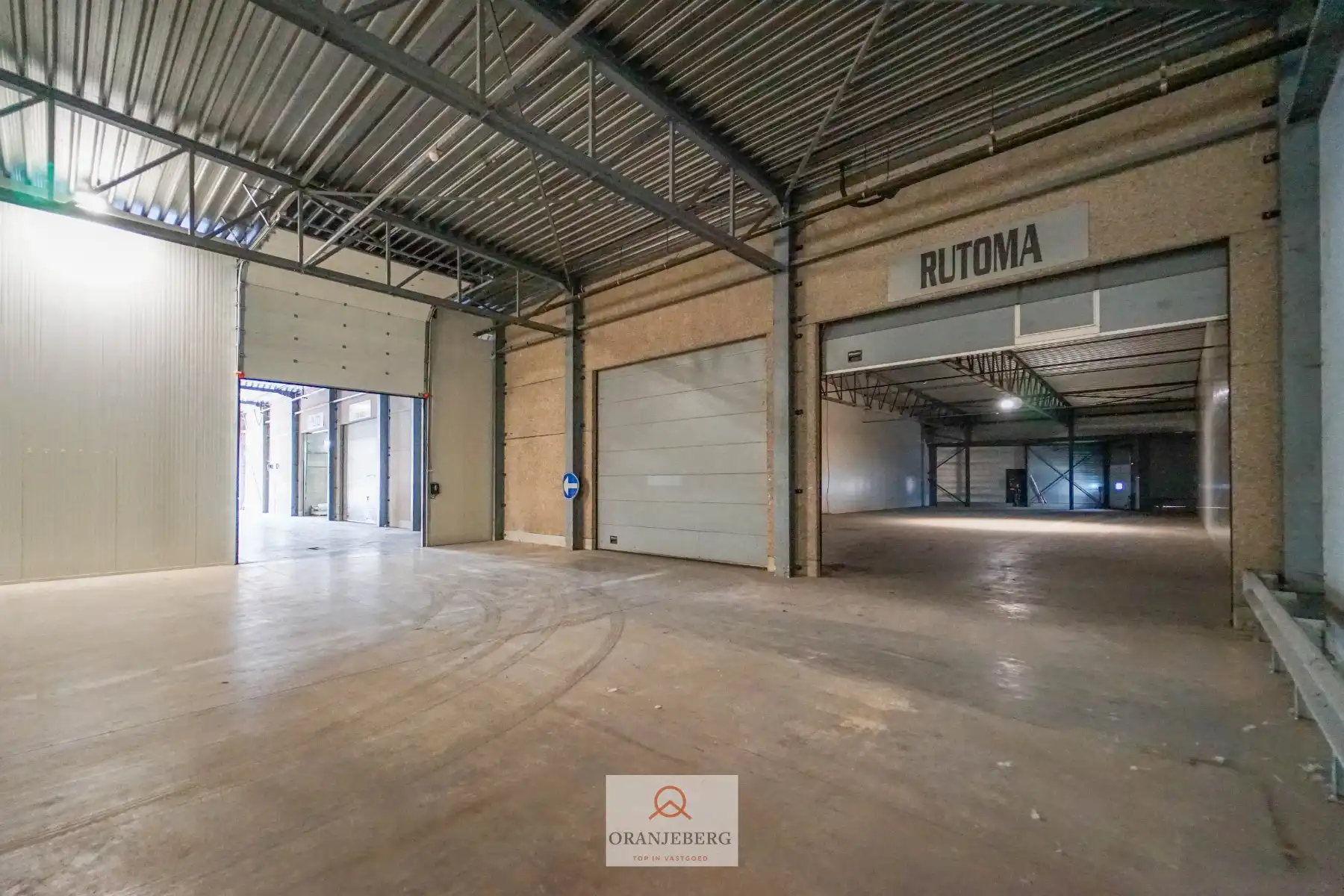 Groot magazijn (650m²) Te Huur met hoge bereikbaarheid vlakbij R4 foto {{pictureIndex}}