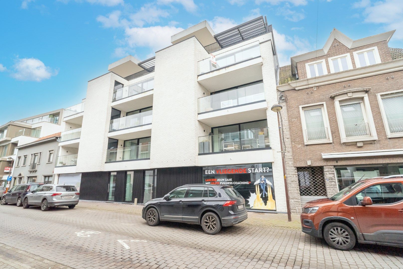 Prachtig appartement met twee slaapkamers en meerdere terrassen, in hartje Waregem. foto {{pictureIndex}}