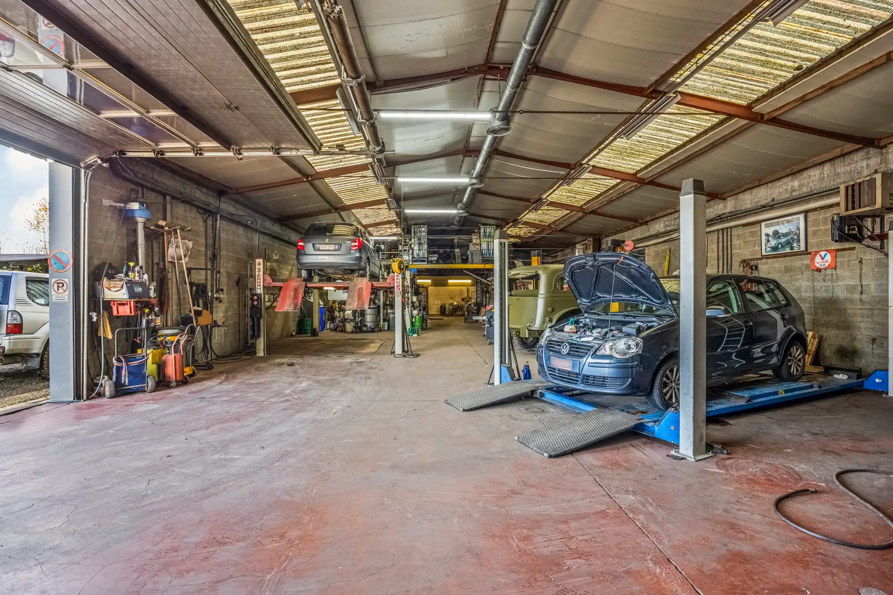 Handelspand met woonst, showroom, loods en parking foto 10