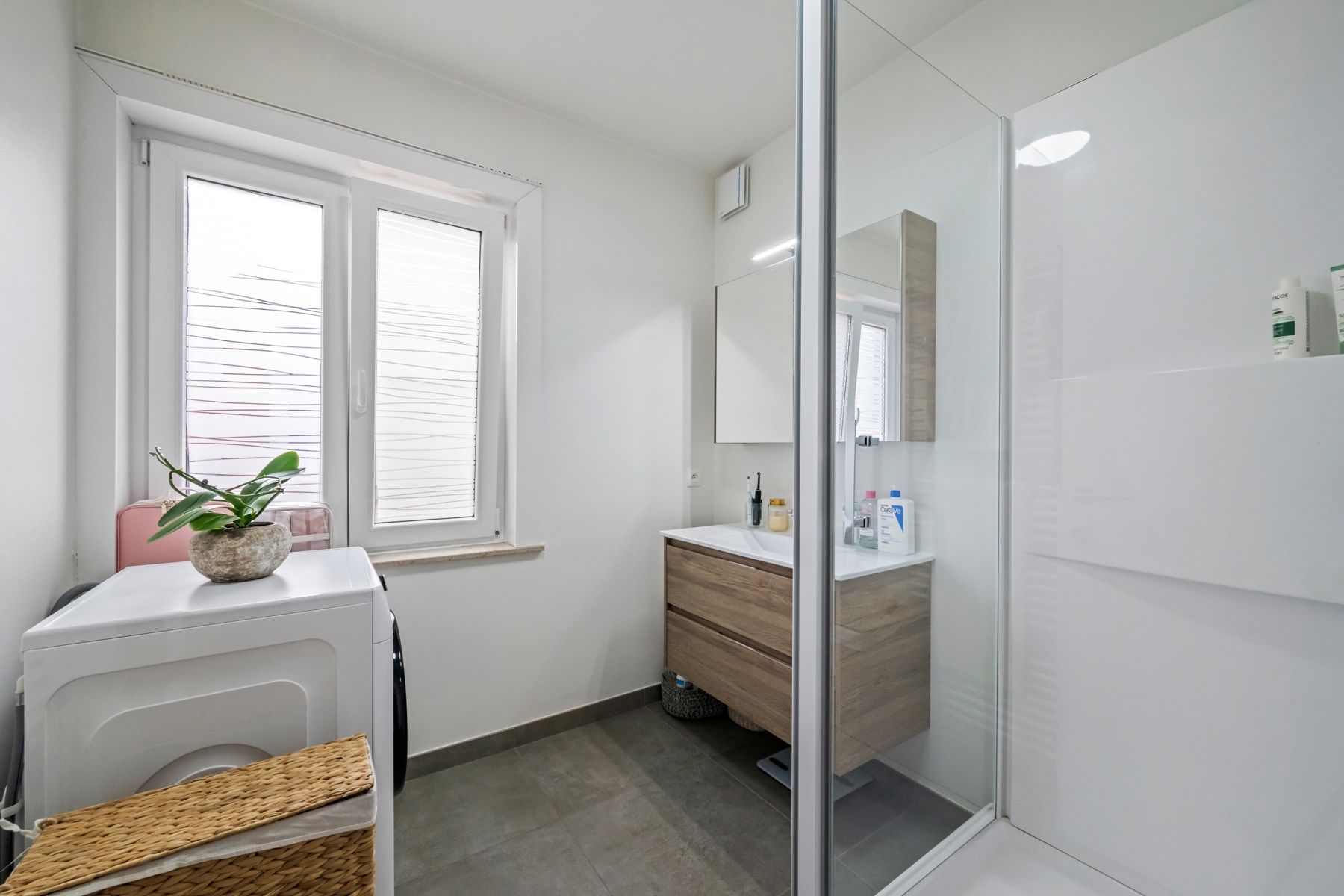 Ruim 2slpk-appartement (1e verd.) met Z-gericht terras. foto 8