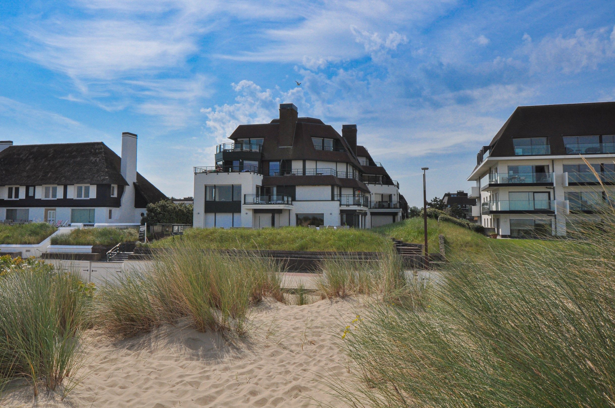 Uniek gelegen hoekappartement met ruime terrassen gelegen op de Wandeldijk in het Zoute. foto 13