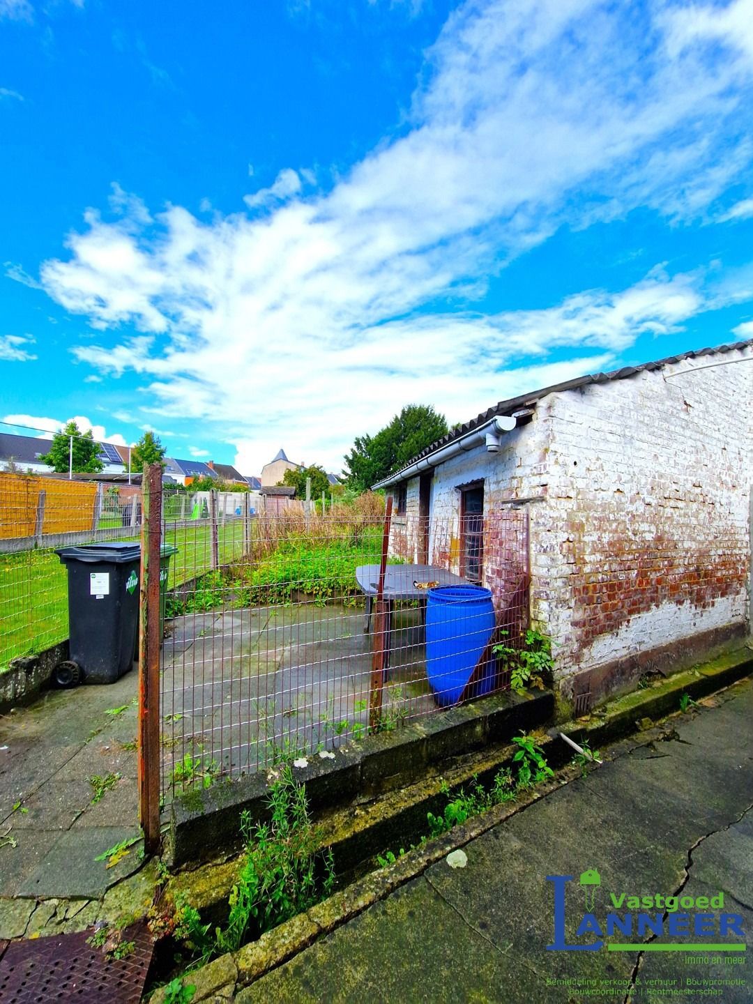 Op te frissen rijwoning met 2 slaapkamers en grote tuin foto 6