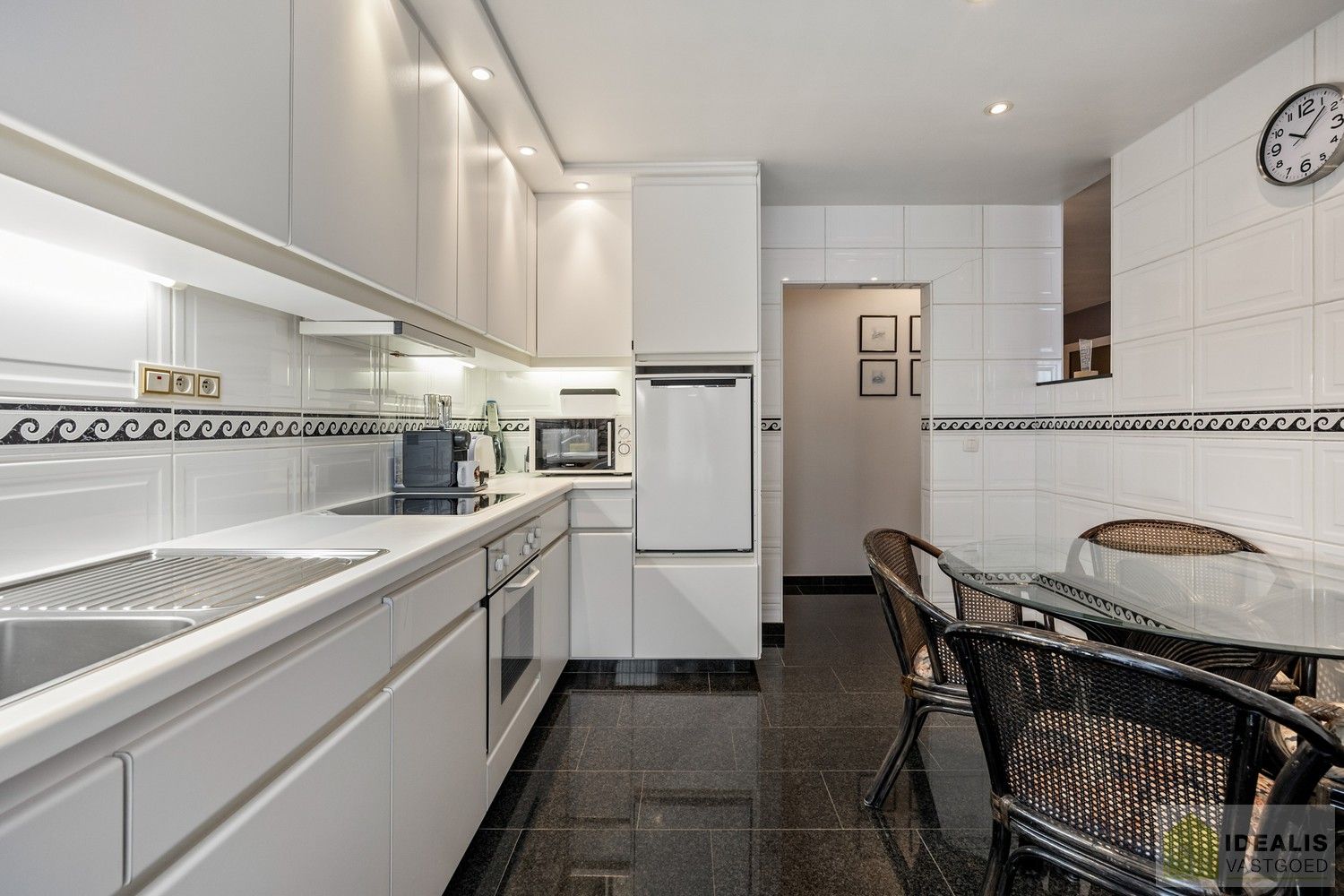 IDEALIS VASTGOED - Aangenaam instapklaar duplexappartement met winkelruimte/werkatelier te Opitter, Bree. Dit ruime duplexappartement omvat +-140 m² netto bewoonbare oppervlakte. Dit multifunctionele pand biedt tal van mogelijkheden dankzij de winkelruimte/het werkatelier van maar liefst +-200m² die vroeger dienst deed als slagerij. Uiterst geschikt voor kandidaten op zoek naar een instapklare woonruimte mét handelsruimte op een gunstige locatie midden in hartje Opitter, Bree! Mogelijkheid wijziging tot ééngezinswoning mits het verkrijgen van een omgevingsvergunning. foto 11