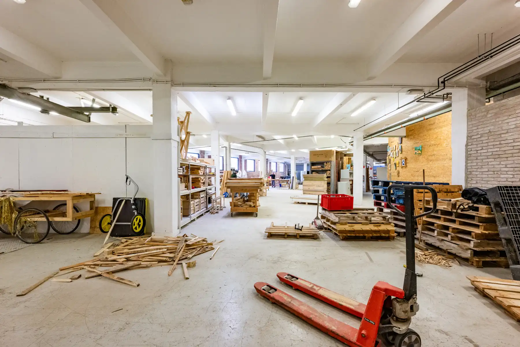 Ruim en veelzijdig bedrijfspand met parking en opslag foto 21