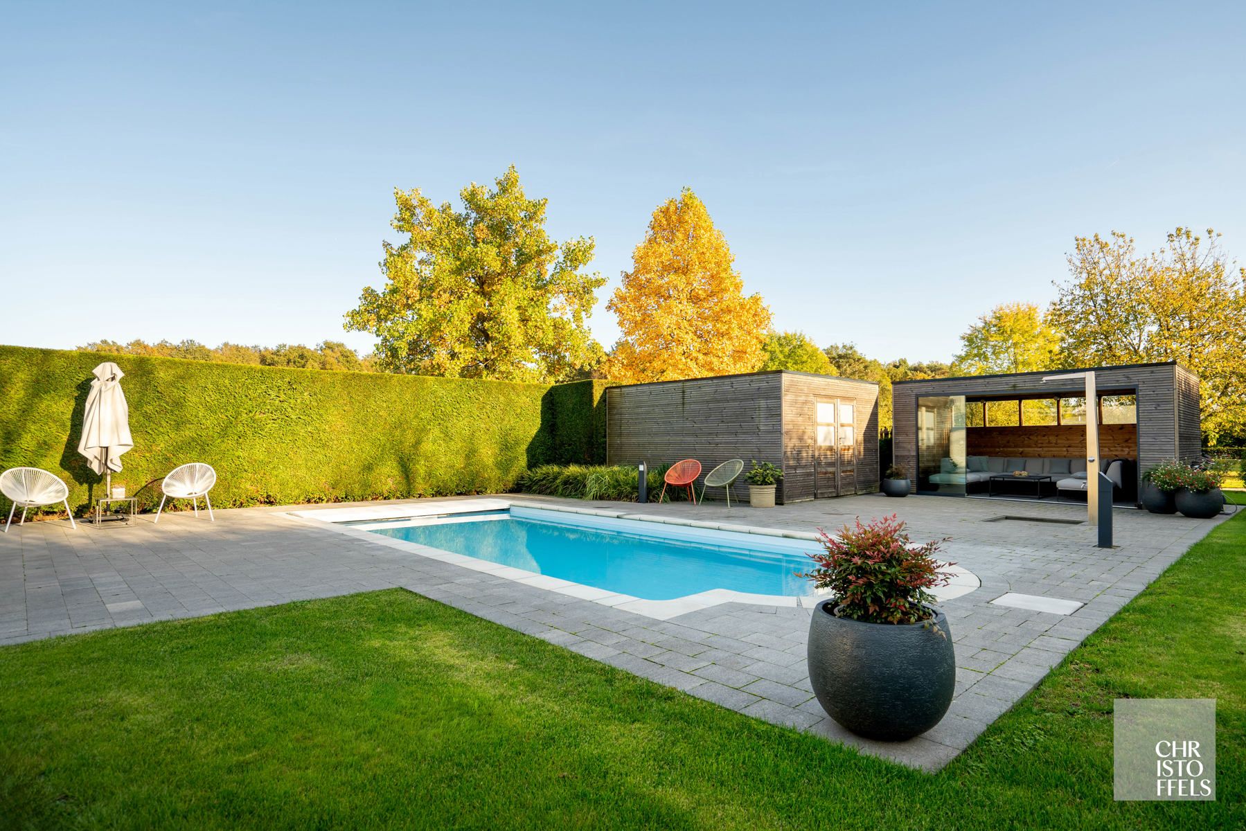 Eigentijdse villa (428m²) met zwembad en 2de woning (187m²) op perceel van 36a43ca.  foto 2