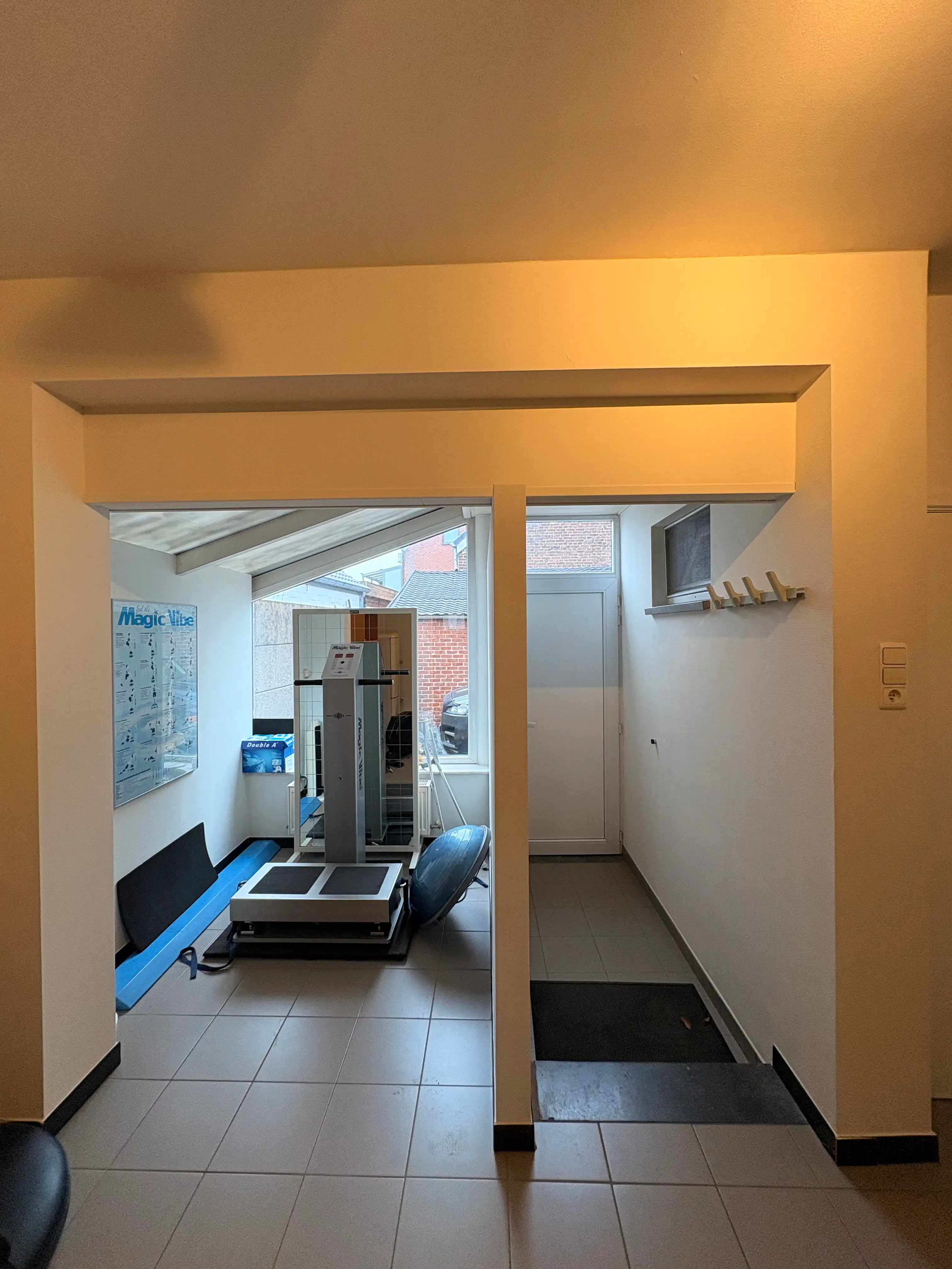 Gelijkvloerse praktijkruimte met potentieel tot éénslaapkamerappartement en privé autostaanplaats foto 6
