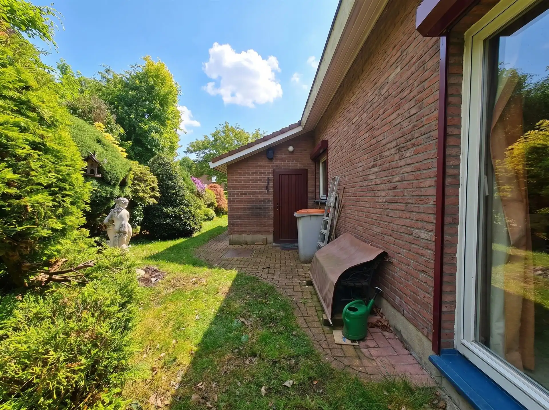 Te renoveren, vrijstaande woning in een gezellige woonwijk foto 18