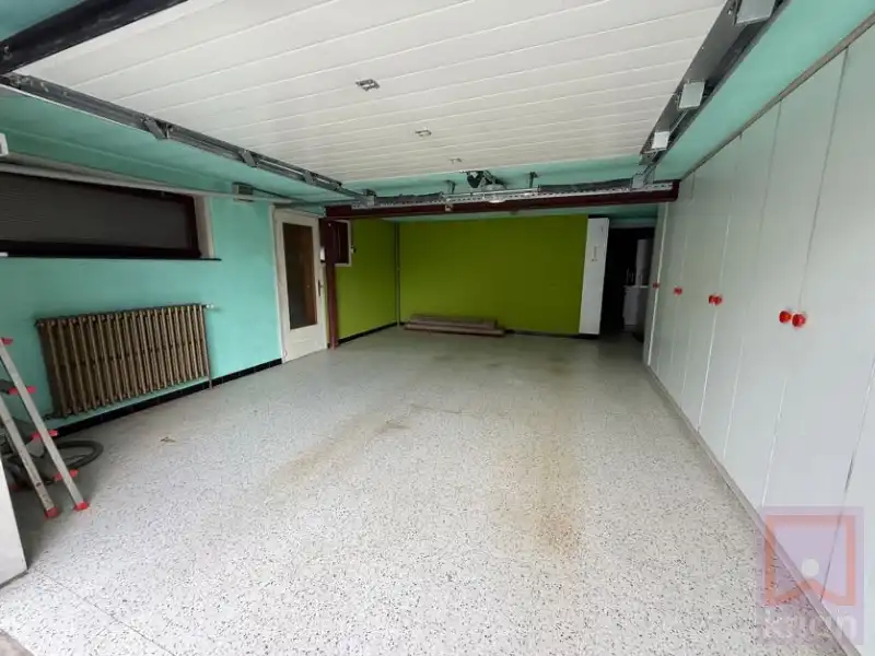 Ruime woning met tuin, 2 grote garages en kelder op 688m²! foto 11