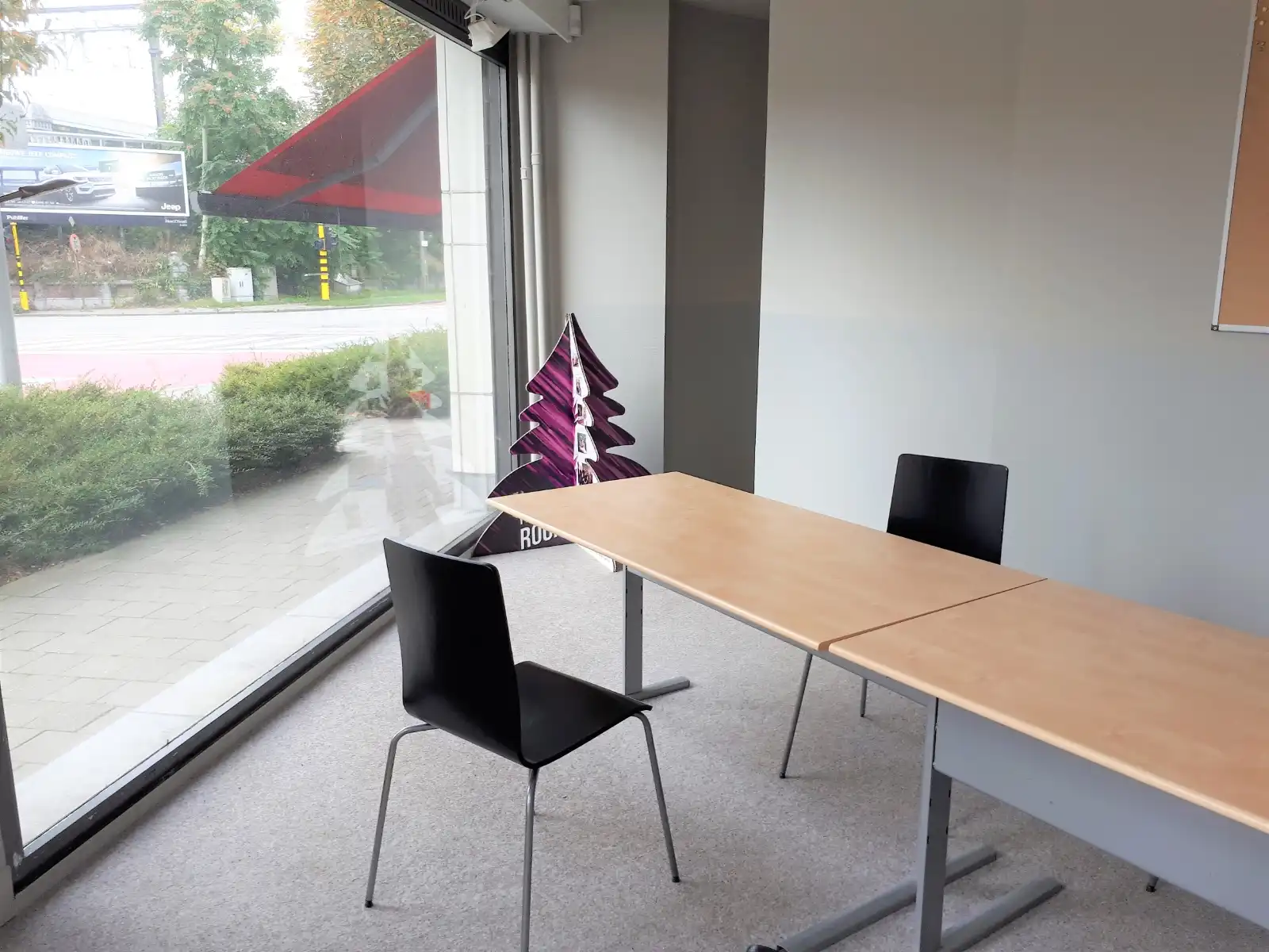 Hoek handelspand op commerciële ligging met veel visibiliteit foto 19