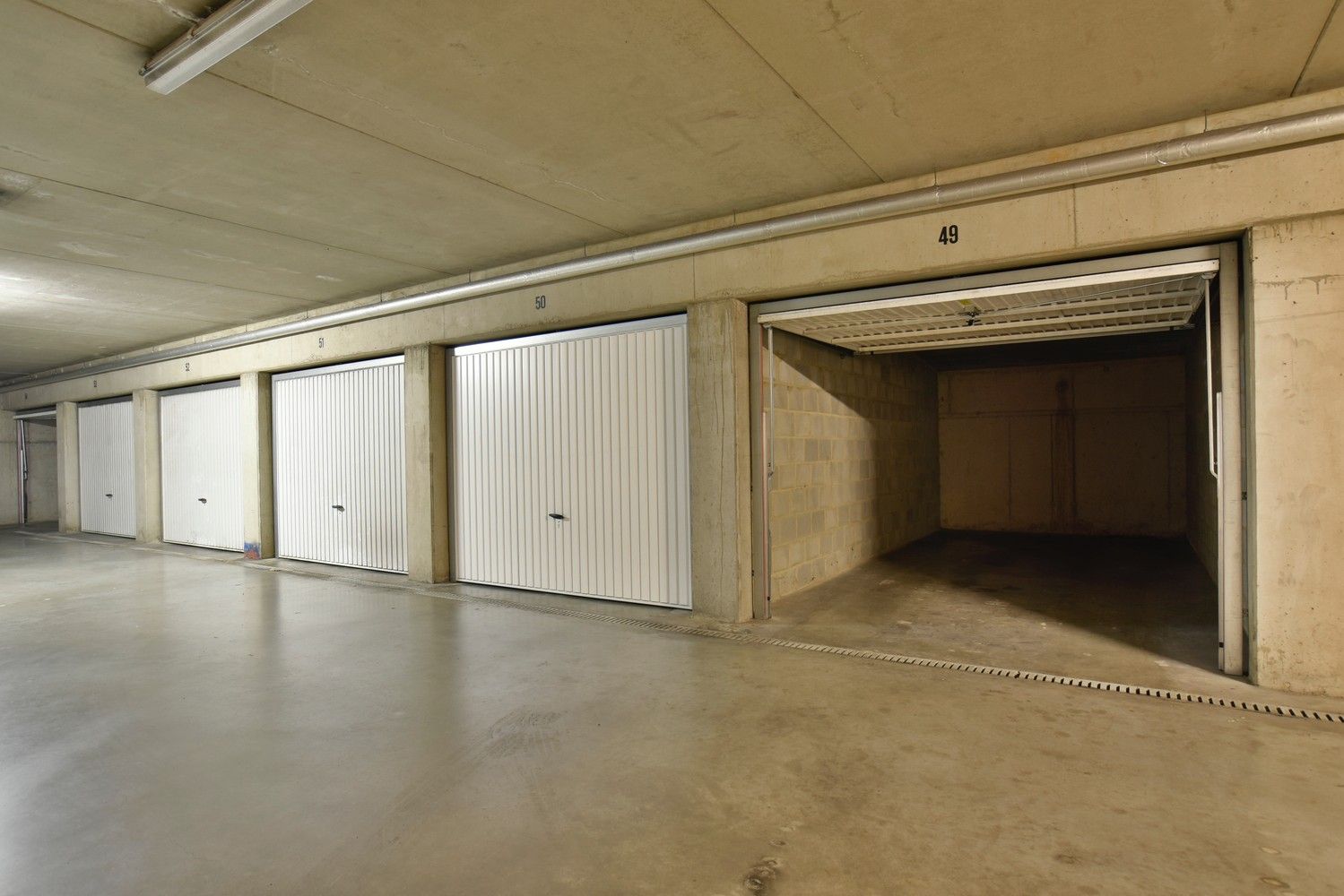 Ruime, afsluitbare garage, gelegen op slechts 100 m wandelafstand van de kleine ring in Hasselt foto {{pictureIndex}}