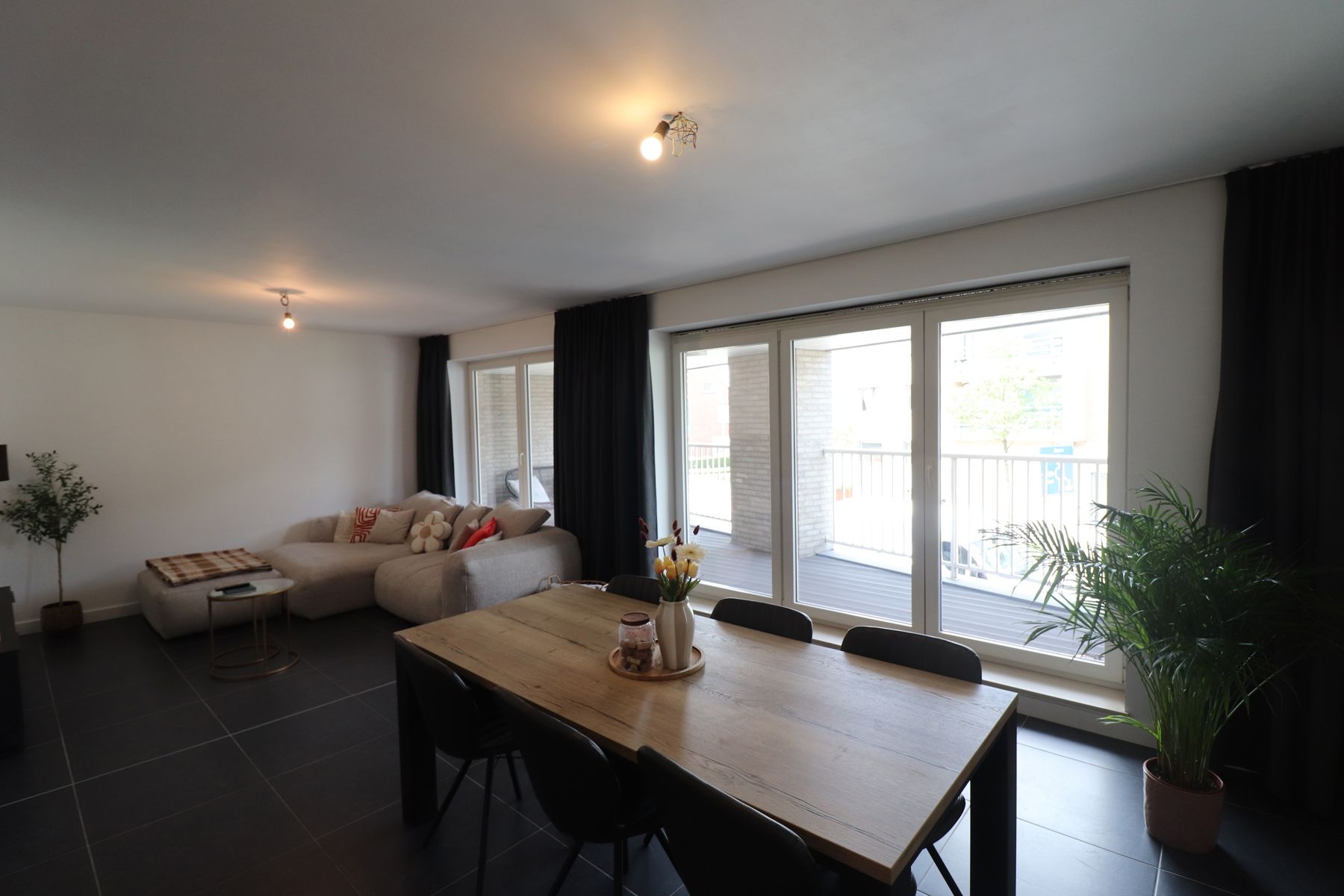 Een recent appartement met 2 slaapkamers, terras en autostaanplaats. foto 4