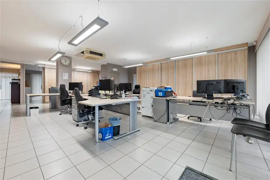 RUIME KANTOORRUIMTE VLAKBIJ HET CENTRUM VAN SINT-TRUIDEN foto 10