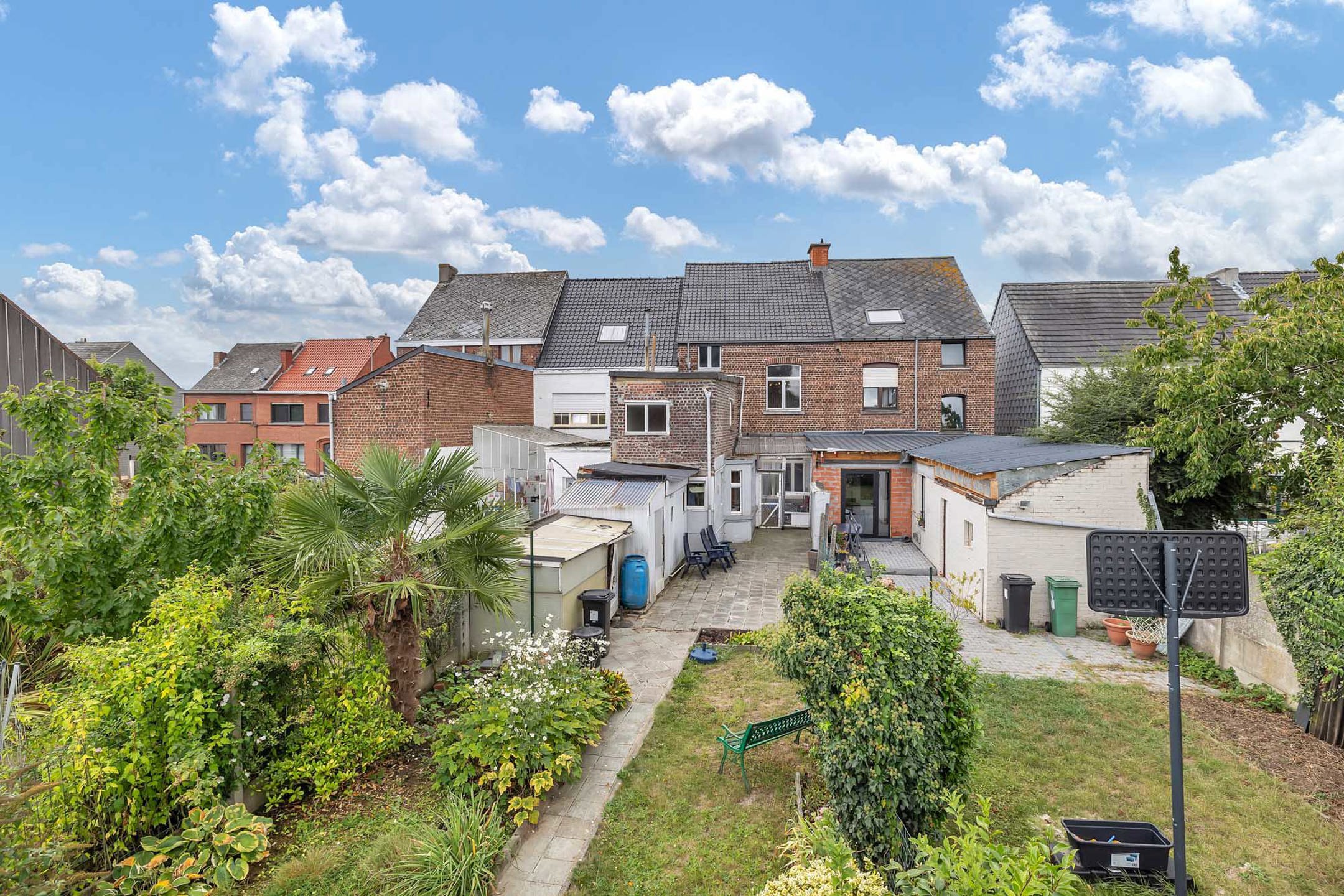 Charmante te renoveren woning met 4 slpks en tuin foto 27