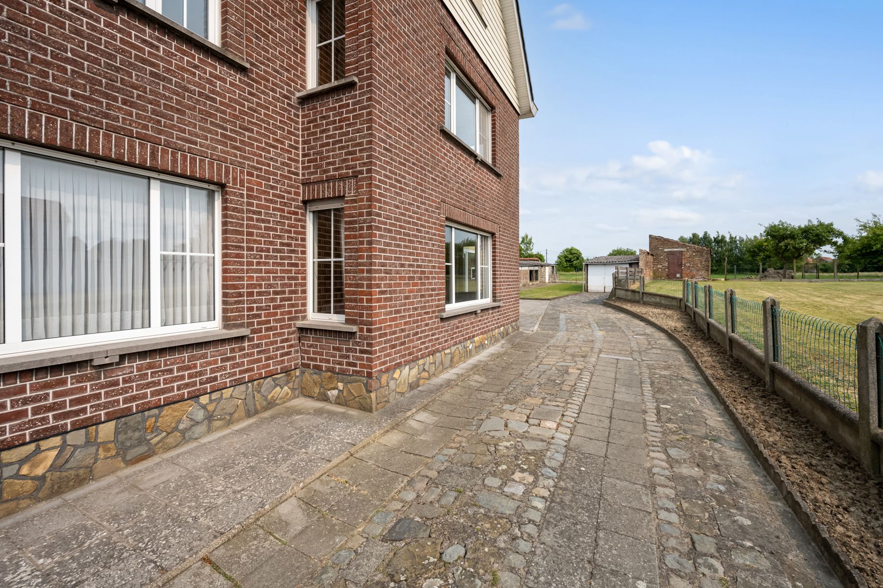 Grote, halfopen woning met grote weide foto 22