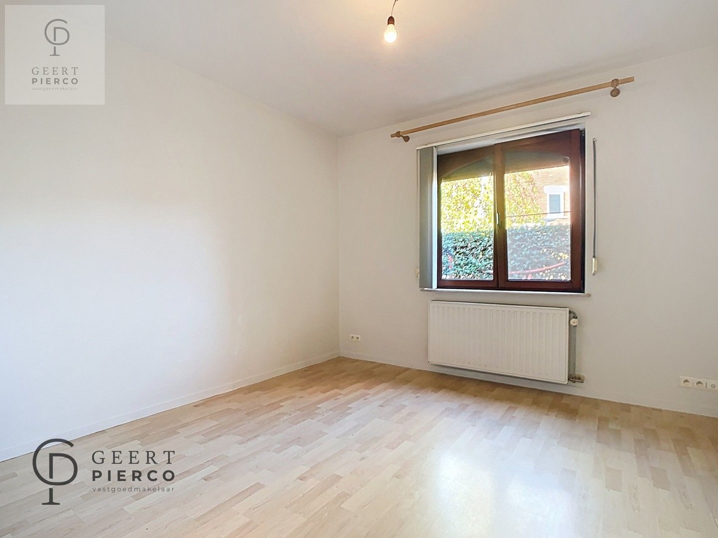 Ruime bungalow met drie slaapkamers en inpandige garage op een perceel van 10a37ca. foto 18