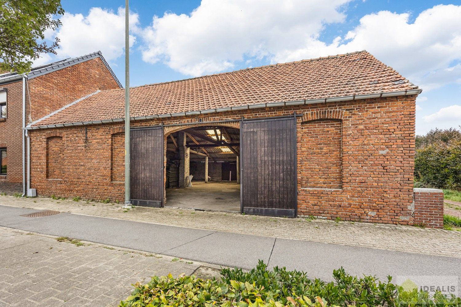 IDEALIS VASTGOED – LOODS/OPSLAGRUIMTE (+-220M²) UITERST GESCHIKT VOOR WIE OP ZOEK IS NAAR RUIMTE EN OPSLAG IN HET CENTRUM VAN PEER OP EEN ZEER GUNSTIGE LOCATIE! foto 2