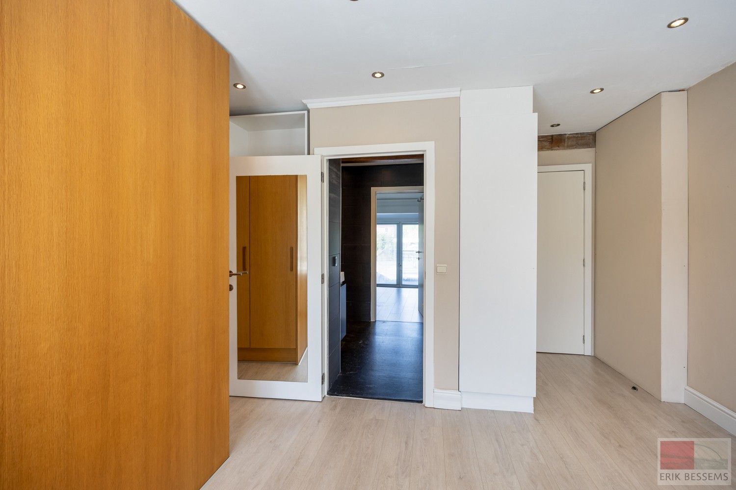Licht op te frissen woning met drie slaapkamers, gelegen in een gezellige woonomgeving. foto 20
