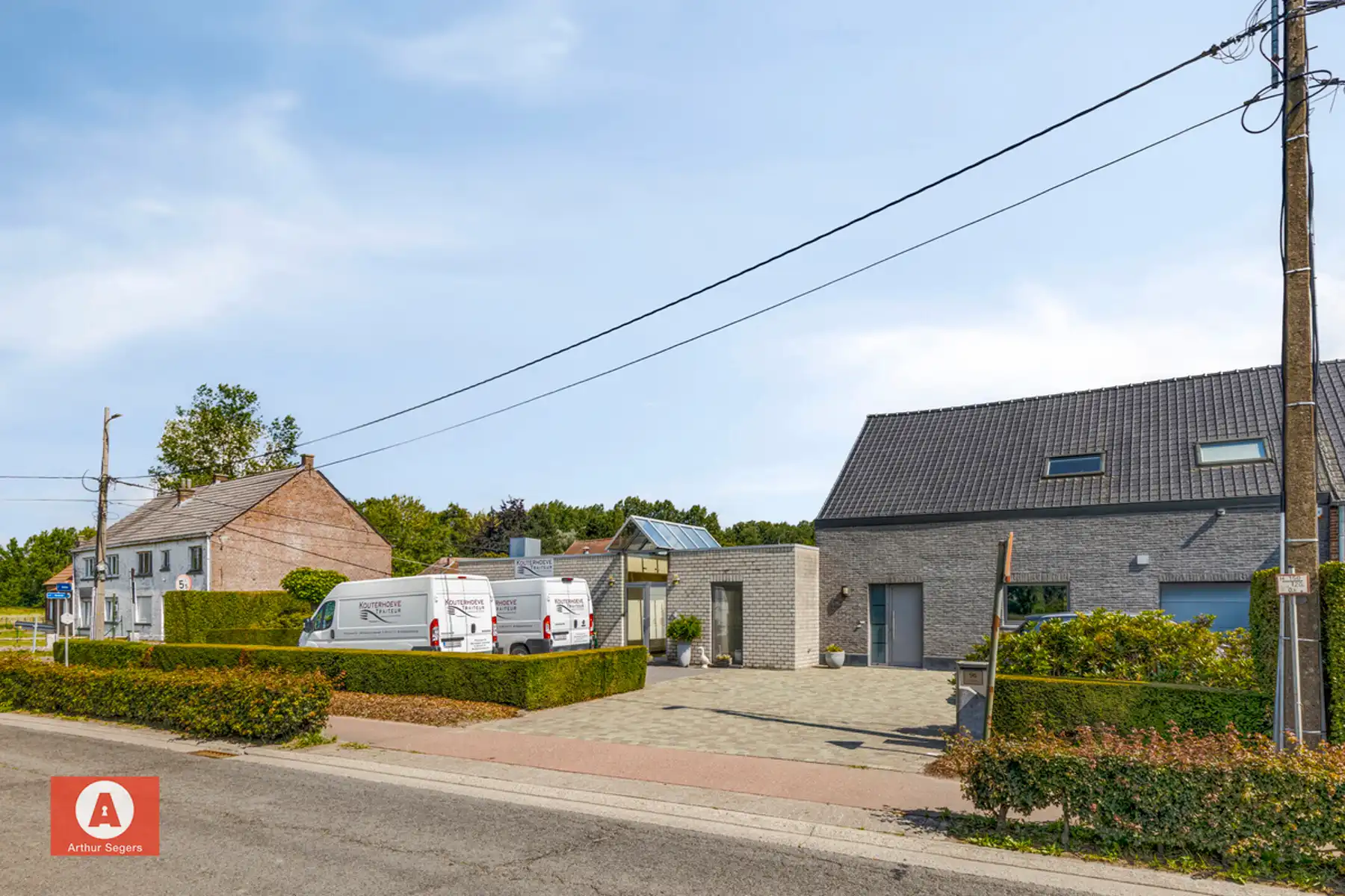 Unieke multifunctionele eigendom (woning met werkplaats) foto {{pictureIndex}}