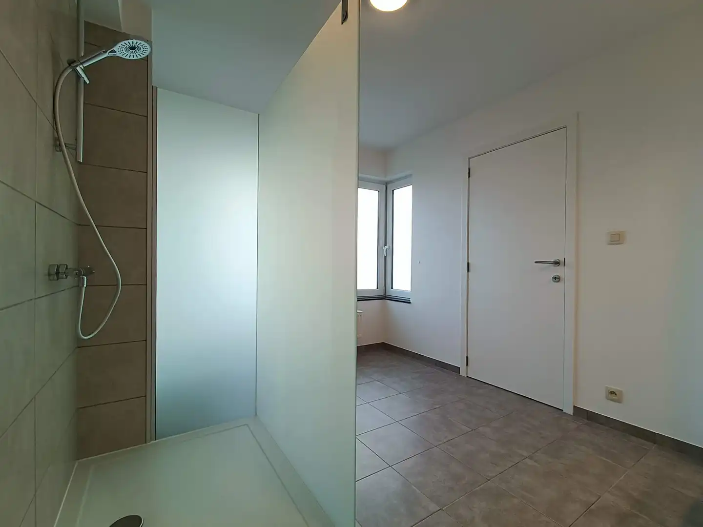 Instapklaar duplexappartement met 2 slpk, terras, garage & 2 parkeerplaatsen te huur in Bilzen foto 16