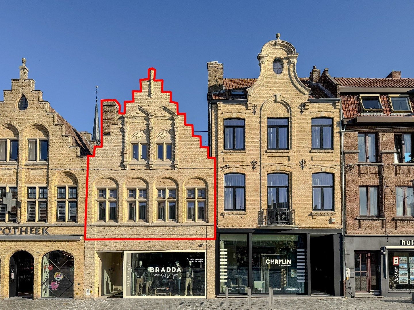 Ruim appartement met 2 slaapkamers en terras in het centrum. foto {{pictureIndex}}