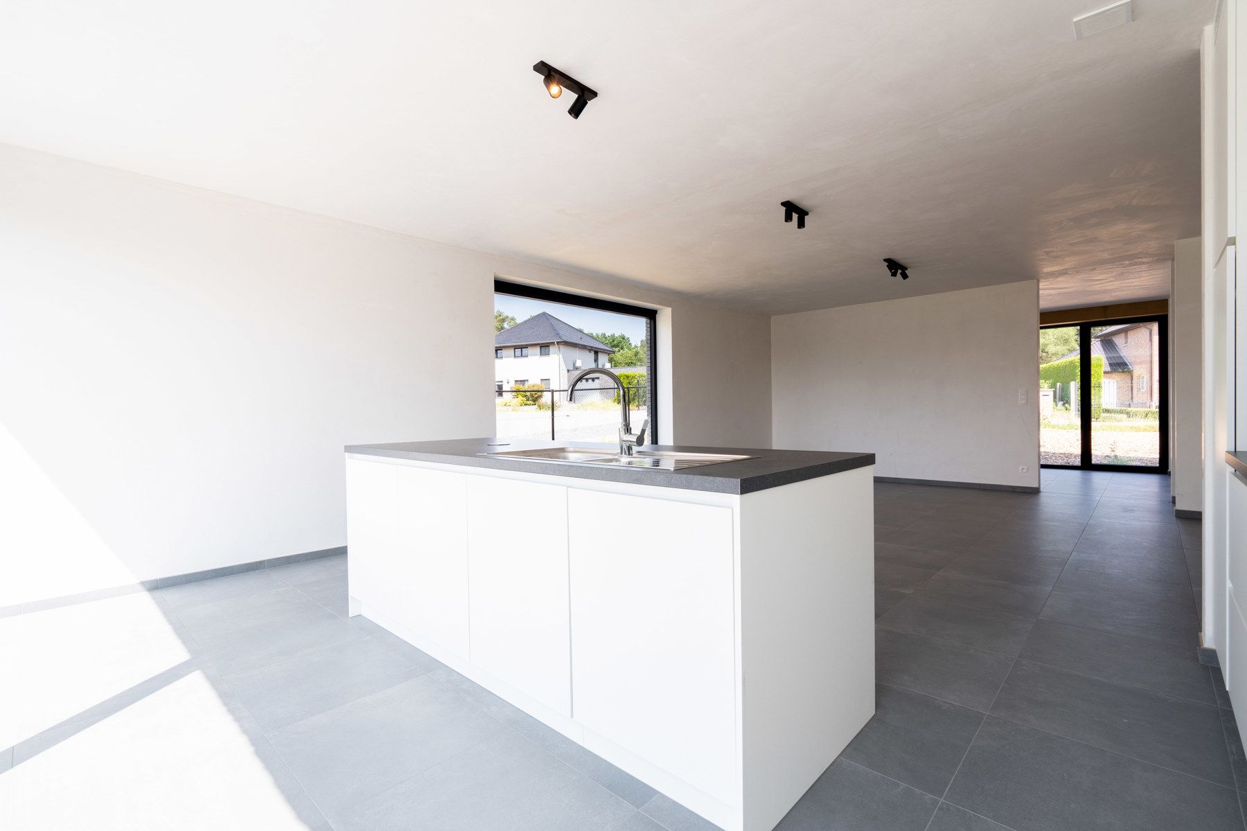 Prachtige nieuwbouwwoning in heel rustige straat te koop! foto 9