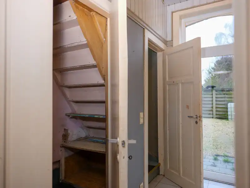 Moorslede-centrum. Gezellige te renoveren rijwoning met koer als starter of als investering. 4 slaapkamers.  Te koop via het opbod systeem van COVAST. foto 10