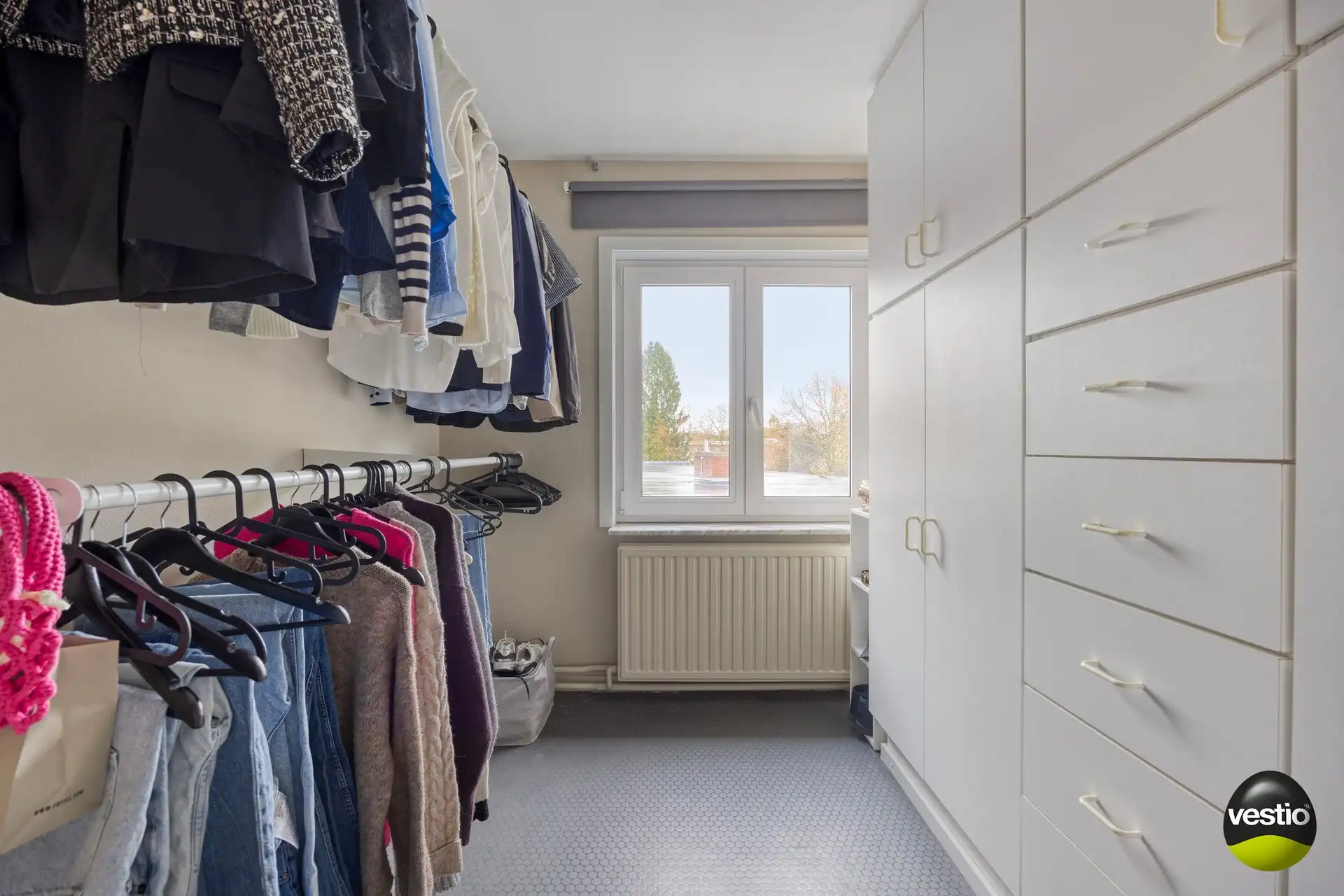 Handelshuis met absolute topligging en verhuurd bovenliggend appartement in hartje Alken. foto 21