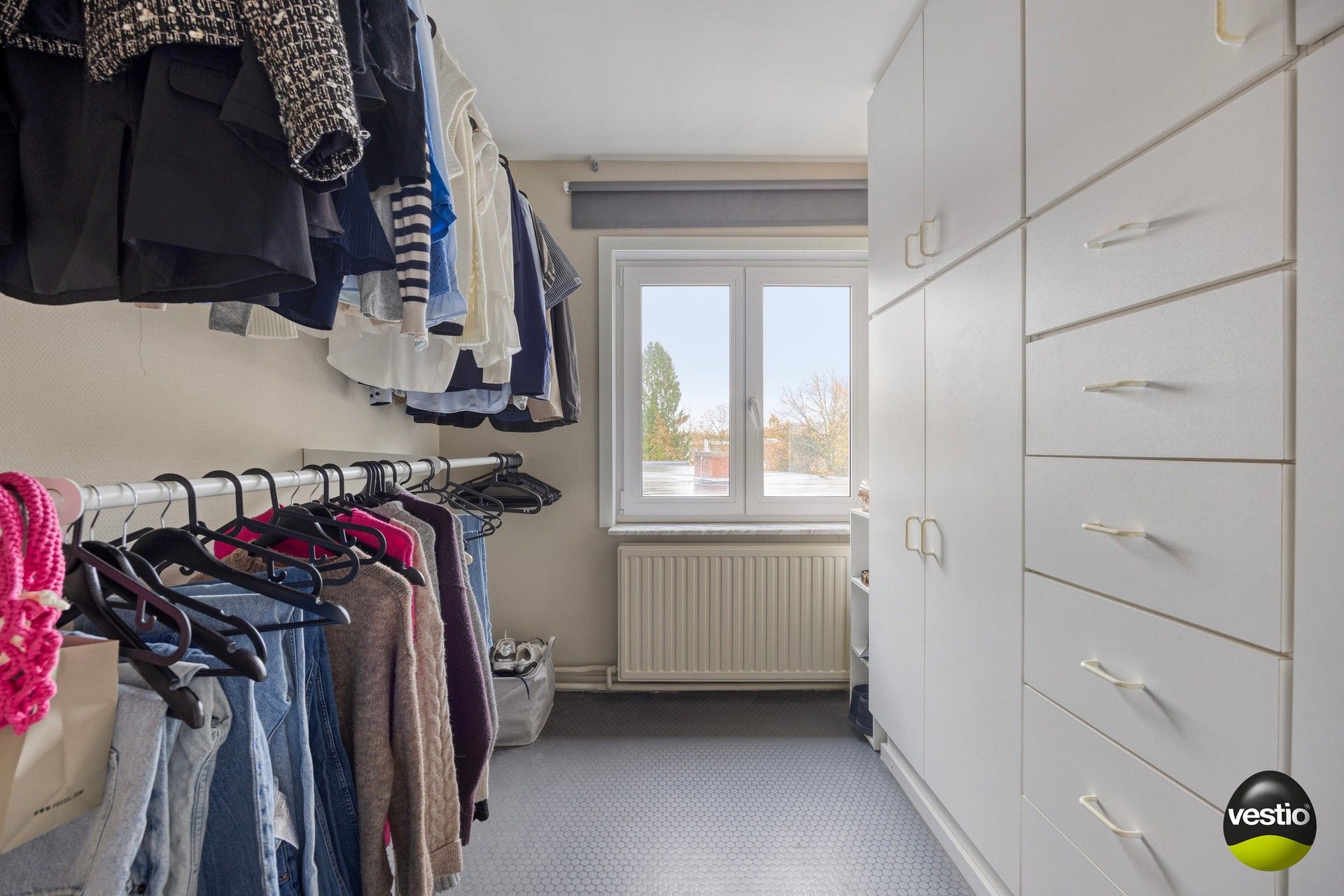 Handelshuis met absolute topligging en verhuurd bovenliggend appartement in hartje Alken. foto 21