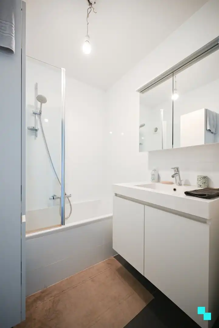 Verrassend ruim en compleet gerenoveerd appartement in hartje Izegem foto 23