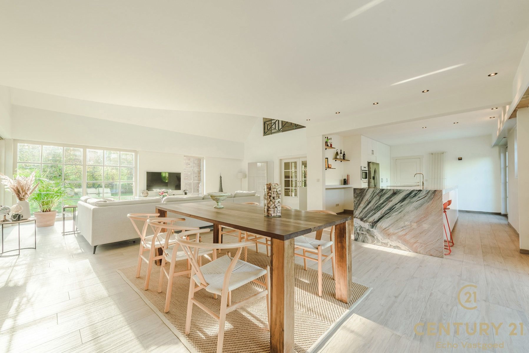 Praktisch gelegen, perfect onderhouden villa met zwembad foto 9