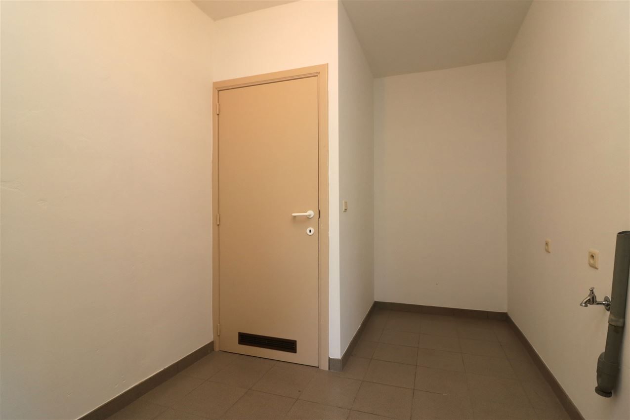 Woning met 2 slpk, terras, autostaanplaats onder de carport foto 10