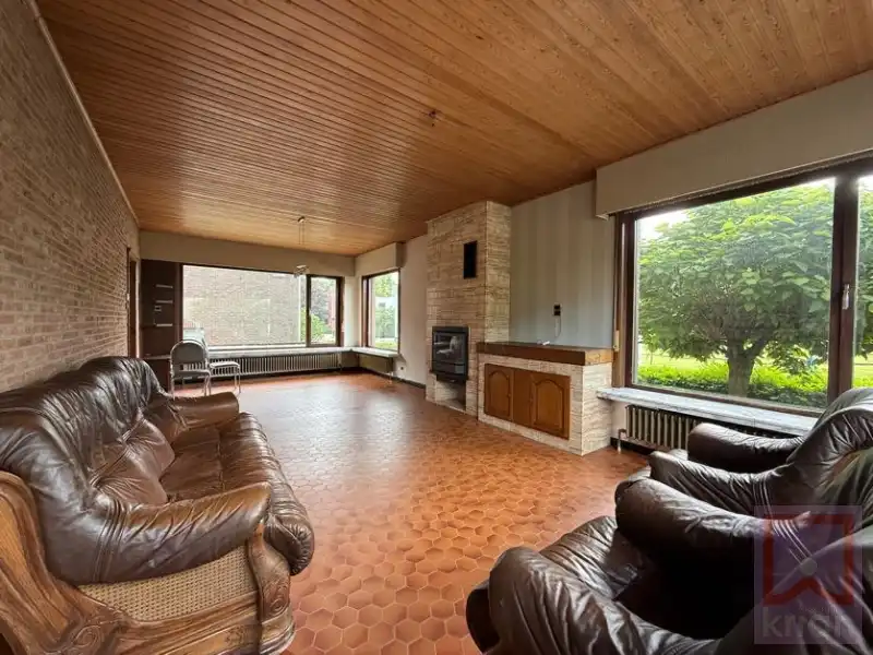 Ruime woning met tuin, 2 grote garages en kelder op 688m²! foto 4