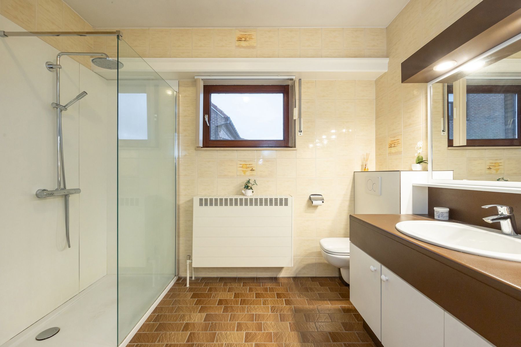 Gedeeltelijk gerenoveerde laagbouwwoning op perceel van ca. 1.516m². foto 11