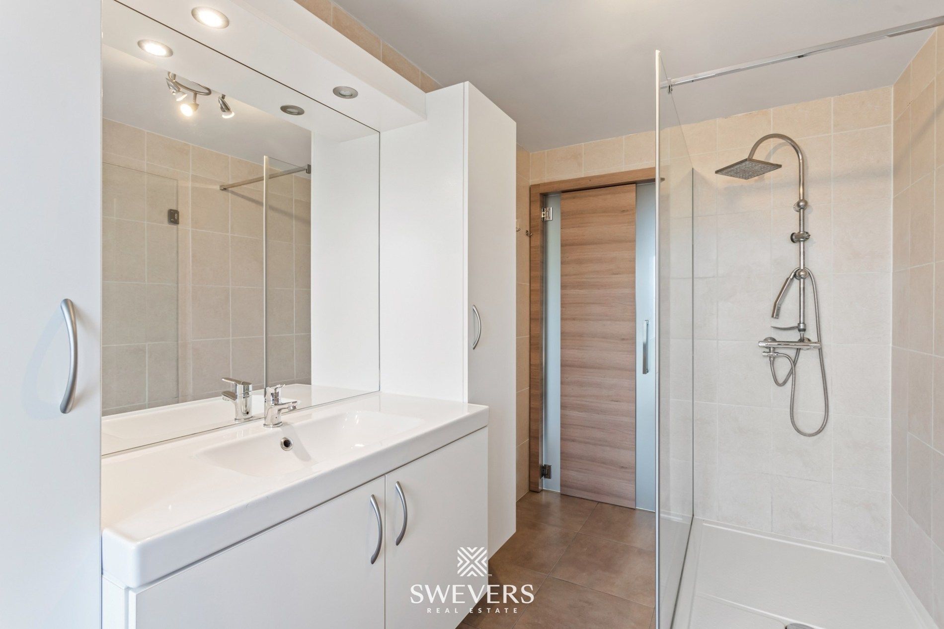 Ideale gezinswoning, instapklaar met ruime tuin en bouwgrond foto 14