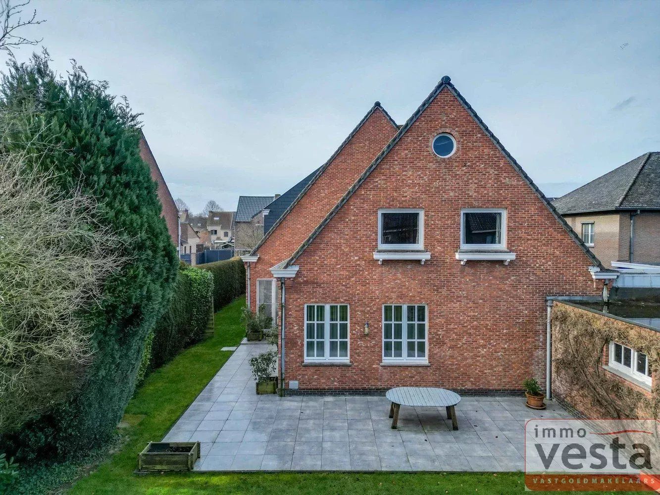 Hoofdfoto van de publicatie: Ruime, statige villa met praktijkruimte