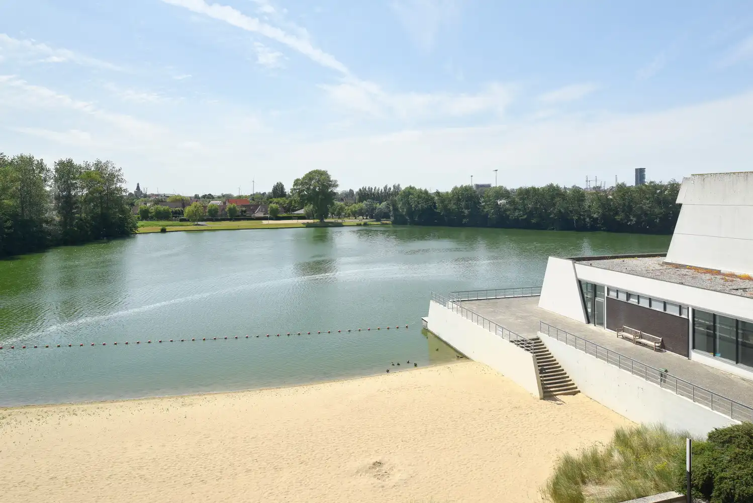 Instapklaar vernieuwd appartement met zuidgericht terras en open zicht foto 2