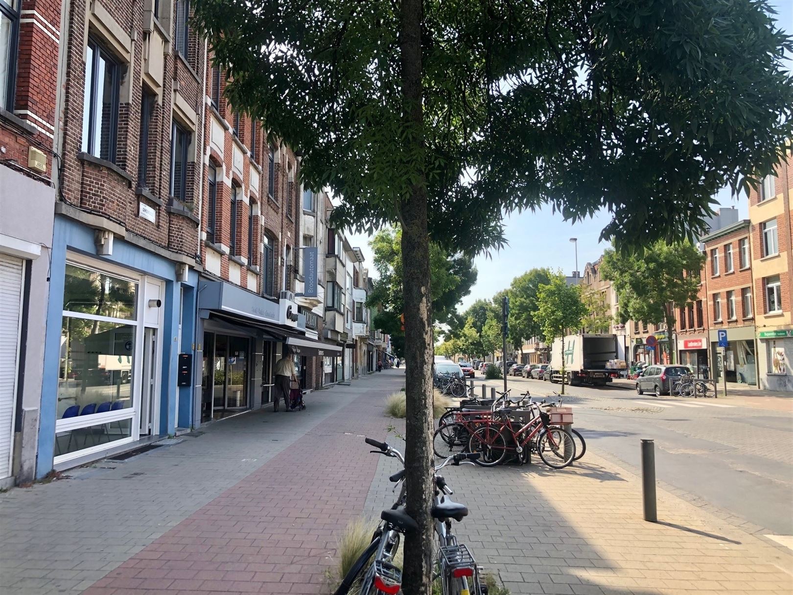 Businessgelijkvloers zelf-wassalon, professioneel ingericht met studio achteraan. foto 3