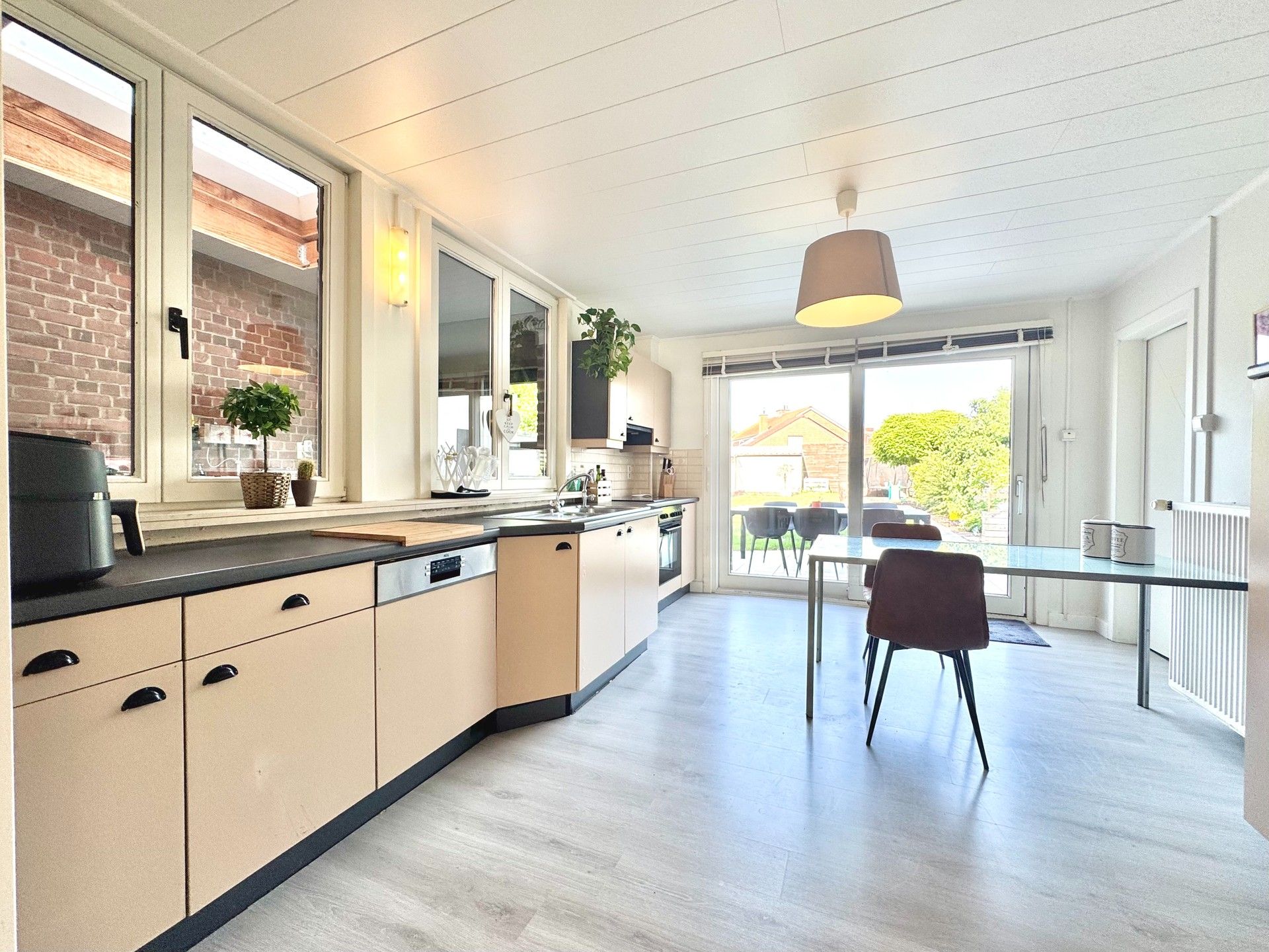 WONING MET 4 KAMERS - TUIN - GROTE CARPORT & UITWEG ACHTERAAN - 433 M² foto 9