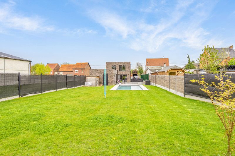 Recente, instapklare woning met garage en zwembad foto 28