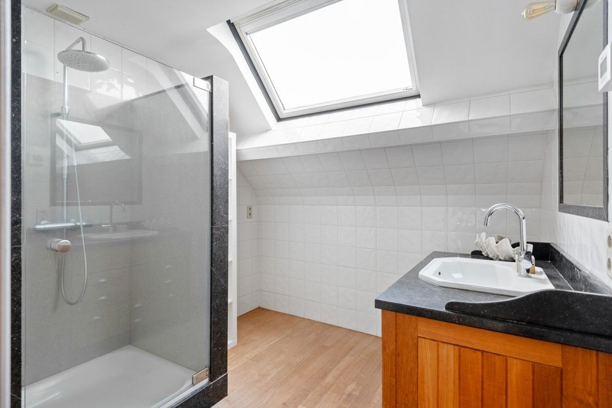 Ruim duplexappartement met mogelijk 4 slaapkamers en 2 badkamers, gezellig terras en ruime garage. foto 16