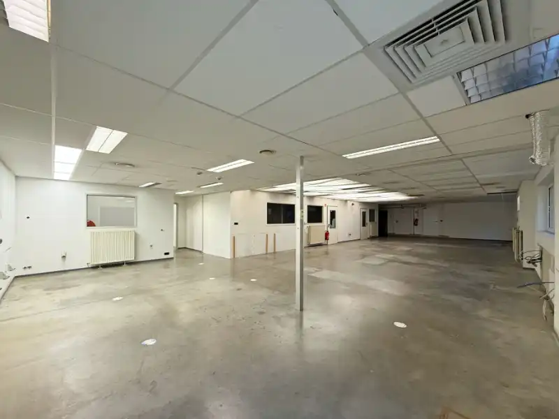 GENK: Bedrijfsgebouw met magazijn, atelier, kantoren en appartement foto 10