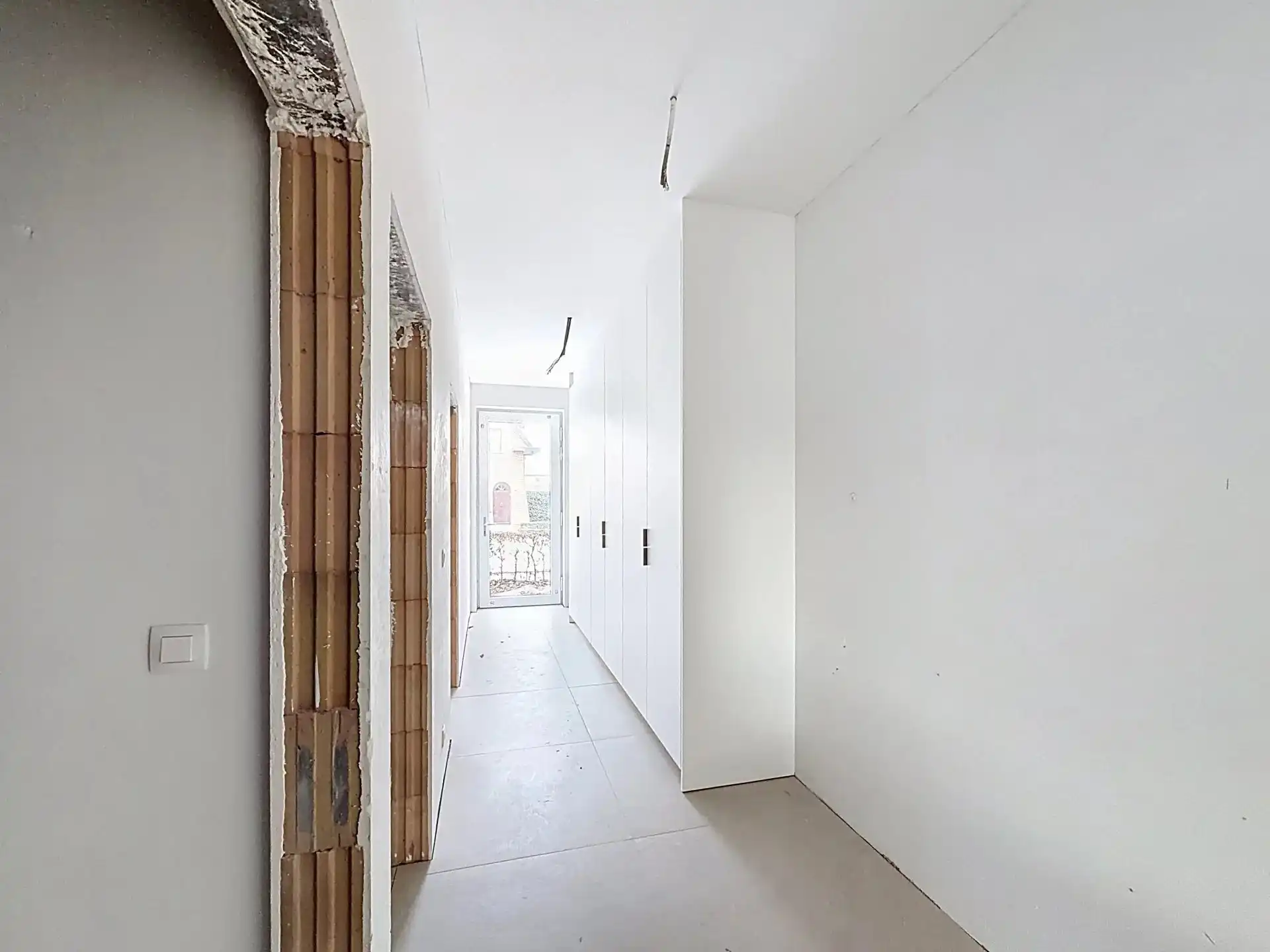 Luxueus en modern afgewerkt gelijkvloers appartement met tuin, 1 slaapkamer en 2 staanplaatsen. foto 9