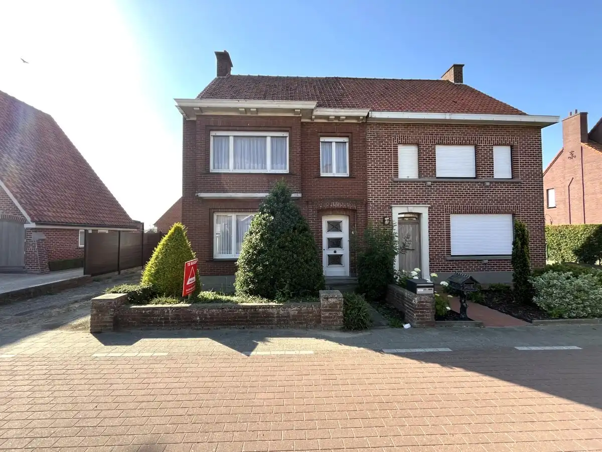 Moorslede – Halfopen woning met veel potentieel foto 2