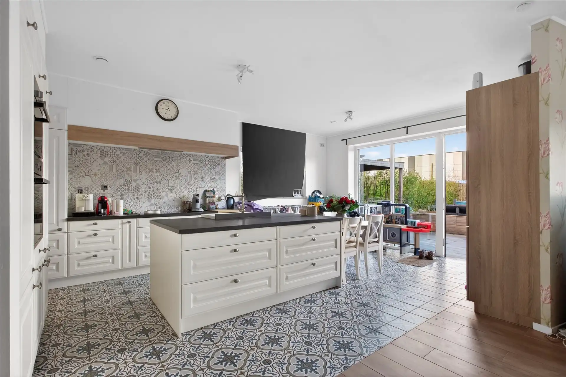 Recente handelszaak met heel ruime woonst op absolute topligging te Overmere. foto 14