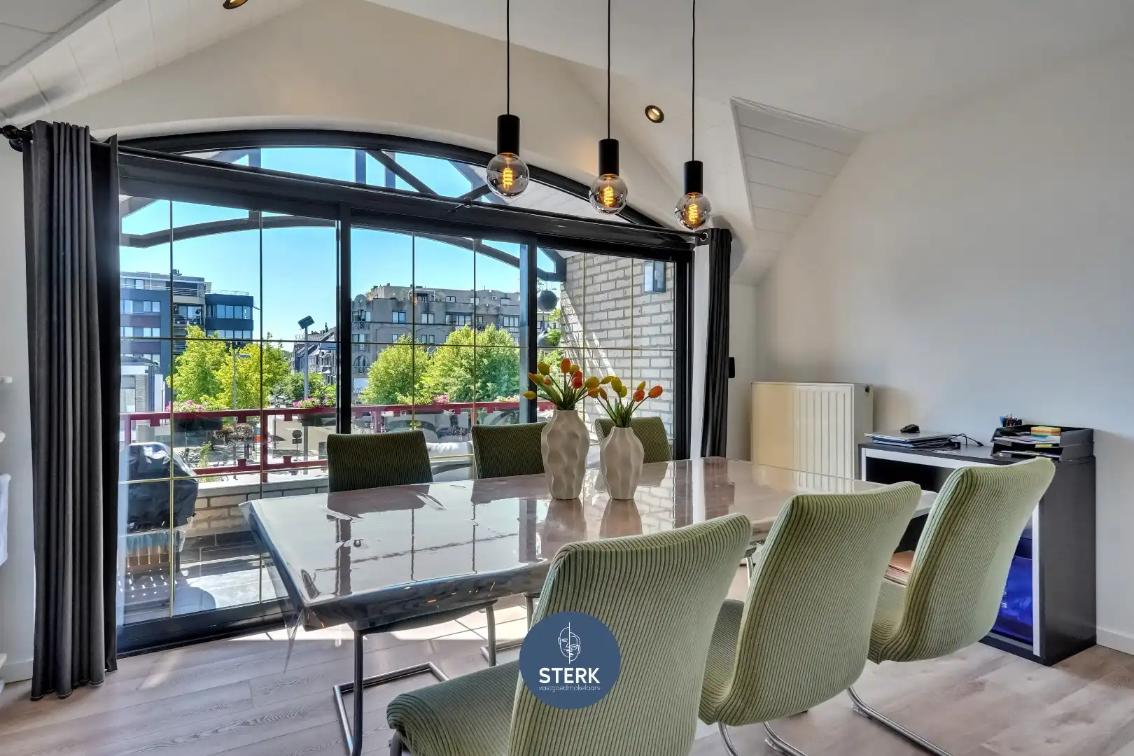 APPARTEMENT MET VERHUURDE STUDIO + 2 GARAGES IN HET CENTRUM VAN LANAKEN !  foto 8