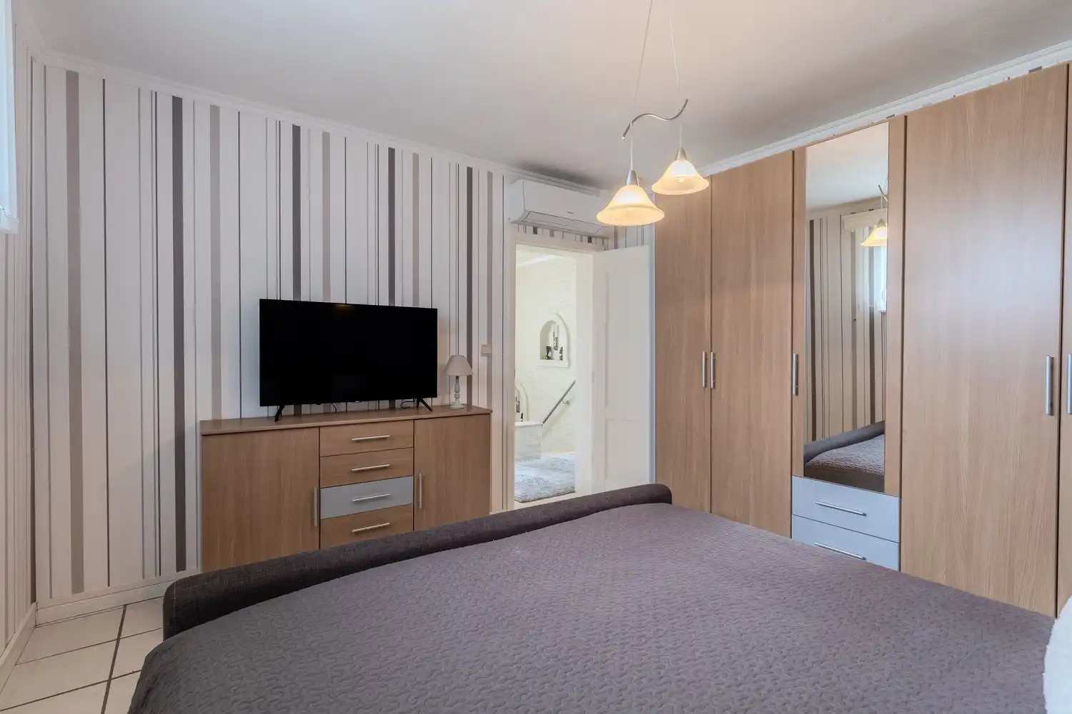 Instapklare woning met drie slaapkamers, ruime tuin en twee garageboxen in hartje Rekem! foto 31