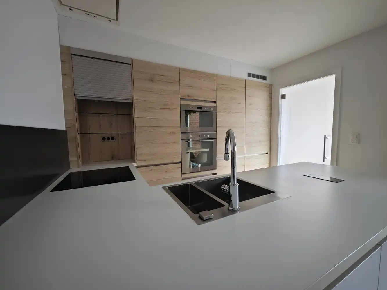 Volledig gerenoveerde stadswoning met 3 slpks en voll. aangelegde tuin foto 6